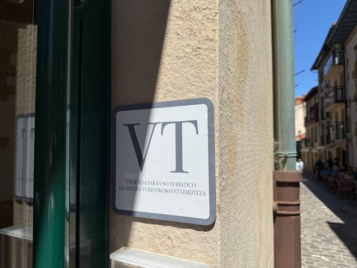 Orioko jabe batek "maizterrak kanporatu eta etxebizitzak erabilera turistikorako erabiltzea" salatu du Etxebizitza Sindikatuak