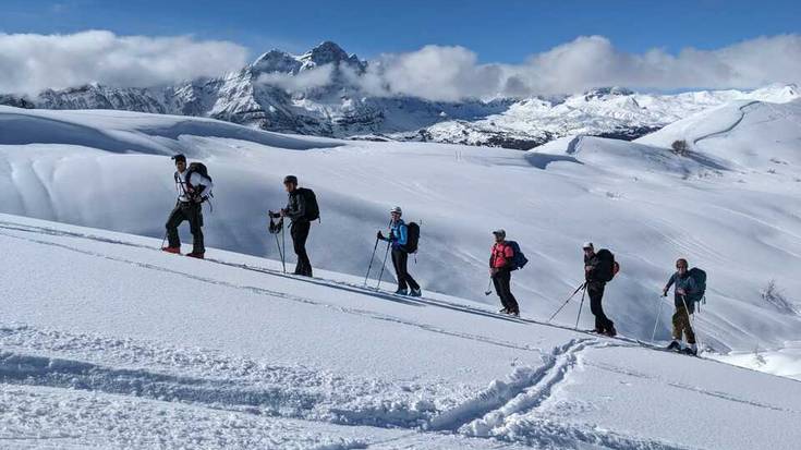 Pirinioetako urteko lehen irteeran, elurrarekin gozatu dute mendizaleek