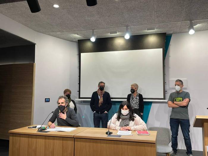 Langile publikoak grebara deitu dituzte biharko