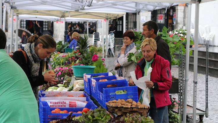 Herriko baserritarren eta Garapenean Bidelagun azokak egingo dira plazan, igandean