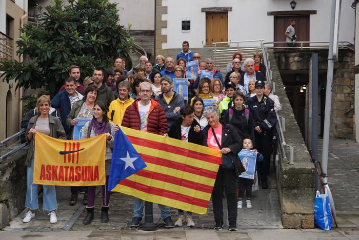 Preso politiko katalanei elkartasuna adierazteko elkartu dira herritarrak