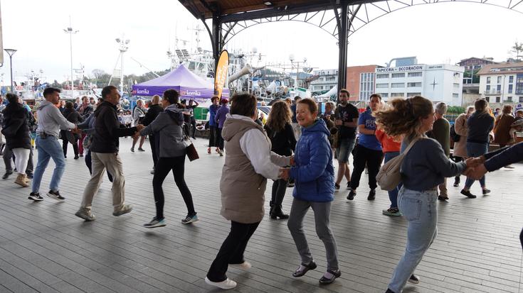 Herria dantzan jarri du AEKalean egitasmoak