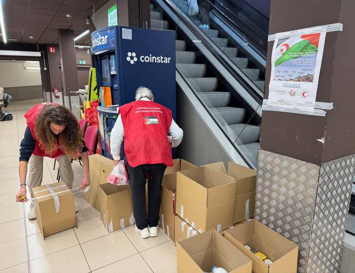 Sahararrentzat janaria biltzen ari da Guerara elkartea Eroski handian