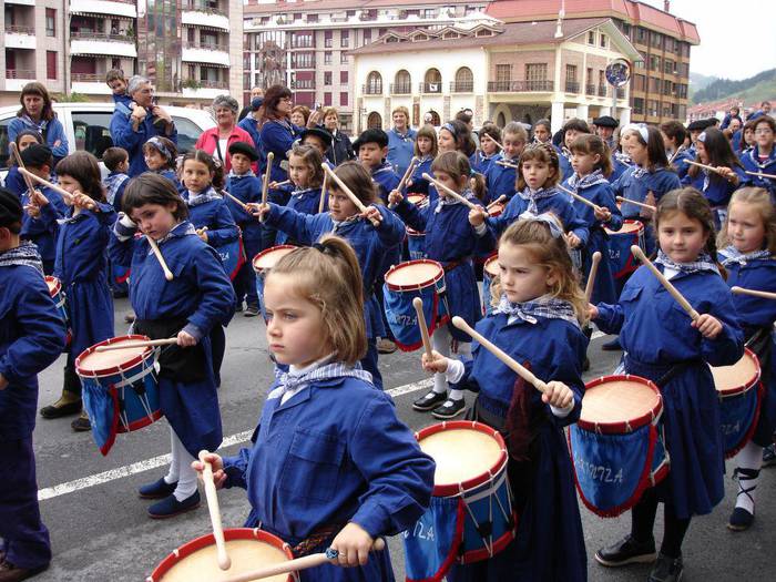 Santelmotako haur danborradako argazkiak bildu nahi dituzte erakusketa osatzeko