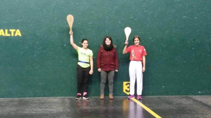 Finalerako sailkatu ez badira ere, txalotzeko lana egin dute neska pilotariek