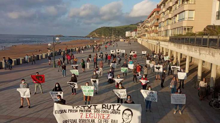 Irudietan: Elkarretaratze ibiltaria Patxi Ruiz presoari babesa adierazteko