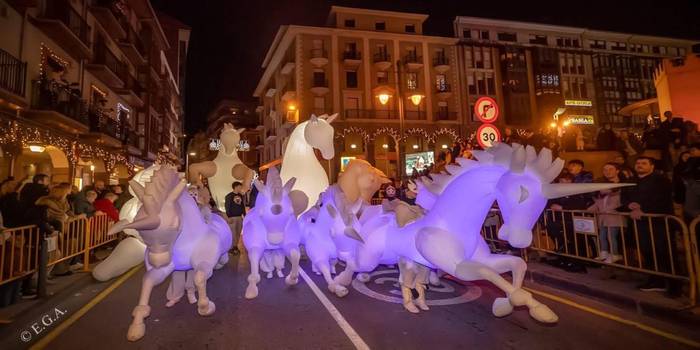'Equus & Unicornios' kale-ikuskizuna herriko kaleetan barrena, bihar