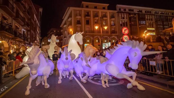 'Equus & Unicornios' kale-ikuskizuna herriko kaleetan barrena, bihar