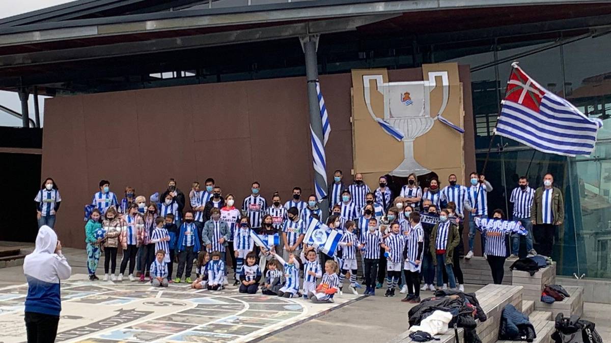 Aiako errealzaleek festa antolatu dute biharko, Espainiako Koparen atarian