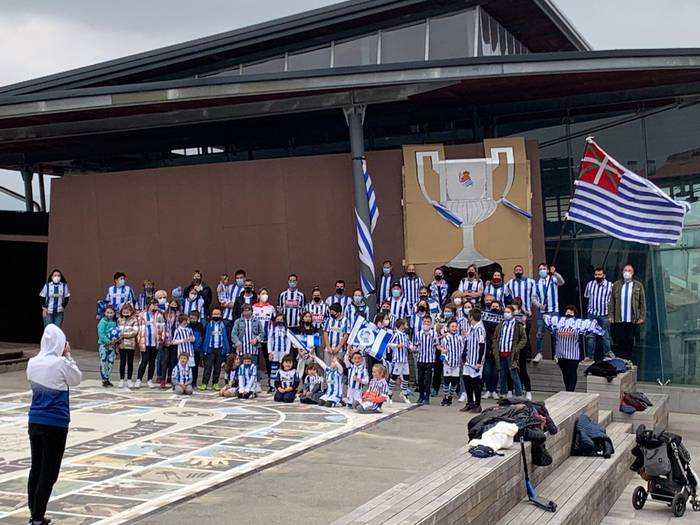 Aiako errealzaleek festa antolatu dute biharko, Espainiako Koparen atarian