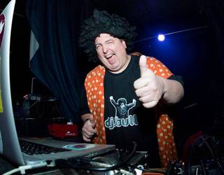 DJ Bullek musika saioa eskainiko du inauterietan, Jauregi tabernan