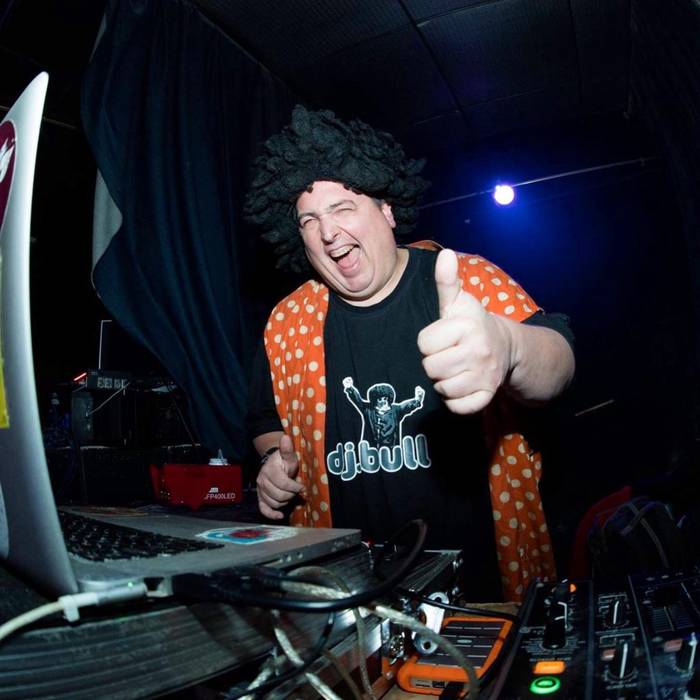 DJ Bullek musika saioa eskainiko du inauterietan, Jauregi tabernan