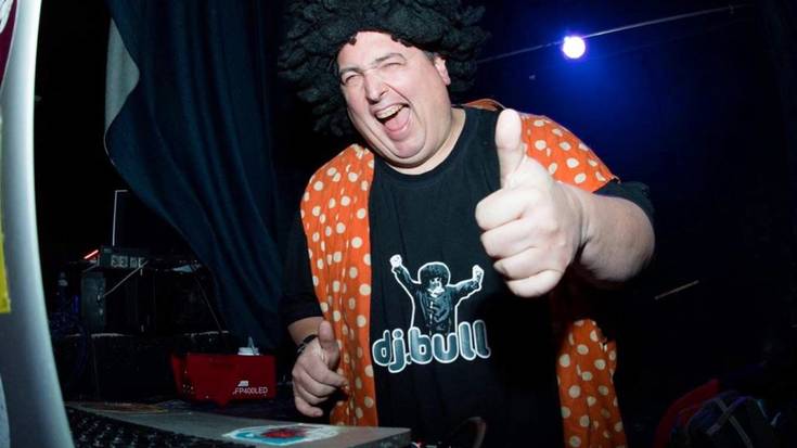 DJ Bullek musika saioa eskainiko du inauterietan, Jauregi tabernan