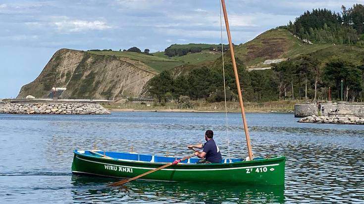 Arrantzarako txalupa zahar baten erreplika egin du Beduola Elkarteak