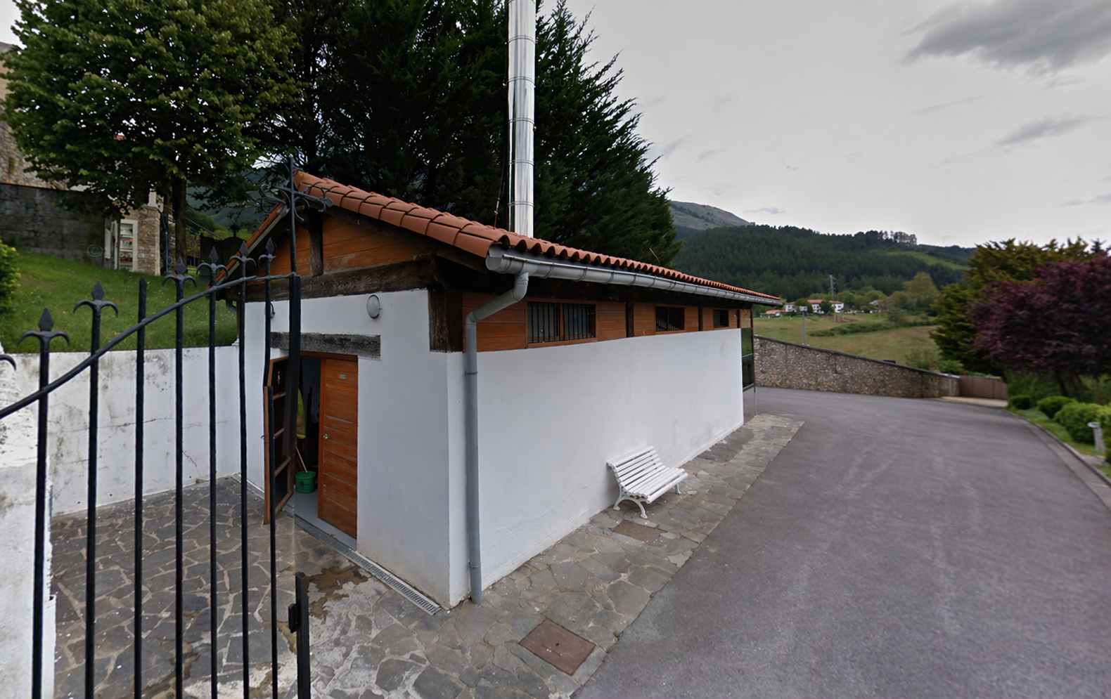 Azkoitiko errauste-labea, lotsagarria eta duintasunik gabea