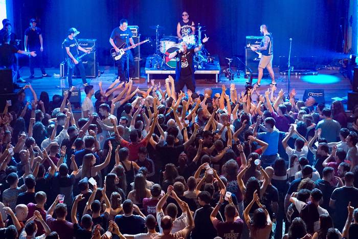 Oi! doinuek Sanagustin kulturgunea hartu dute