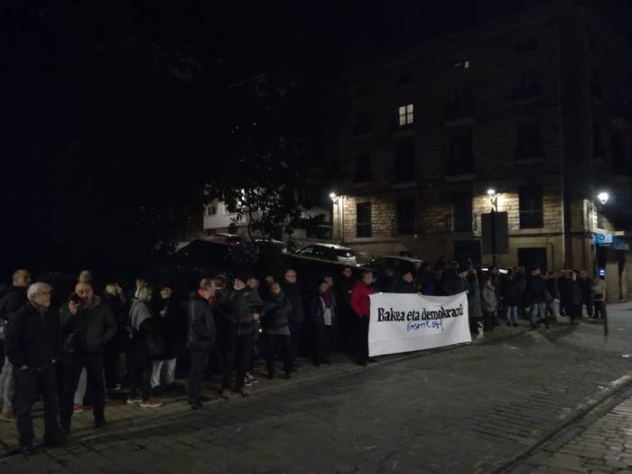 Azken atxiloketak salatu eta bakearen eta demokraziaren aldeko aldarria kalera atera dute Zumaian