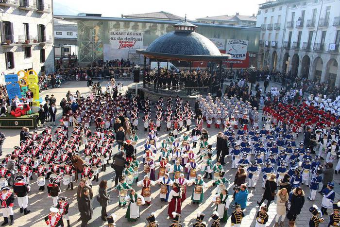 ARGAZKI BILDUMA: Haurrek ere gogotik astindu dituzte danborrak