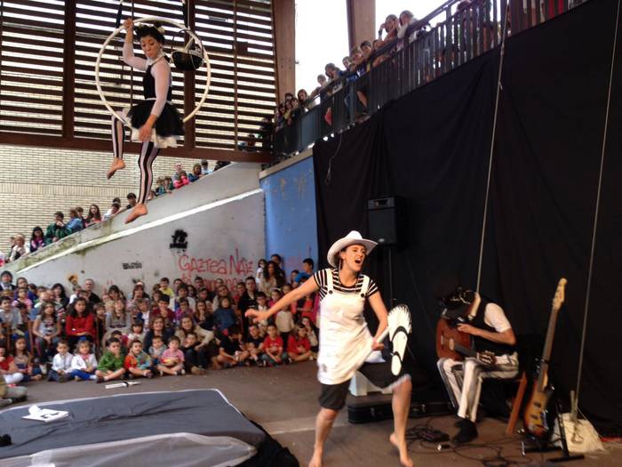 Haurrentzako zirku tailerra Beheko plazan