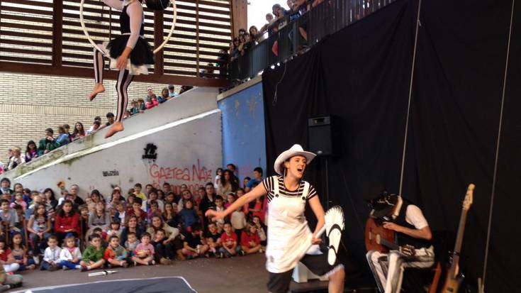 Haurrentzako zirku tailerra Beheko plazan