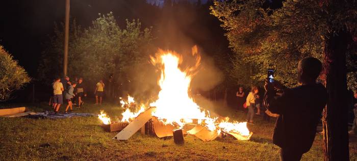 Suaren bueltan ospatu dute Beizaman San Joan bezpera