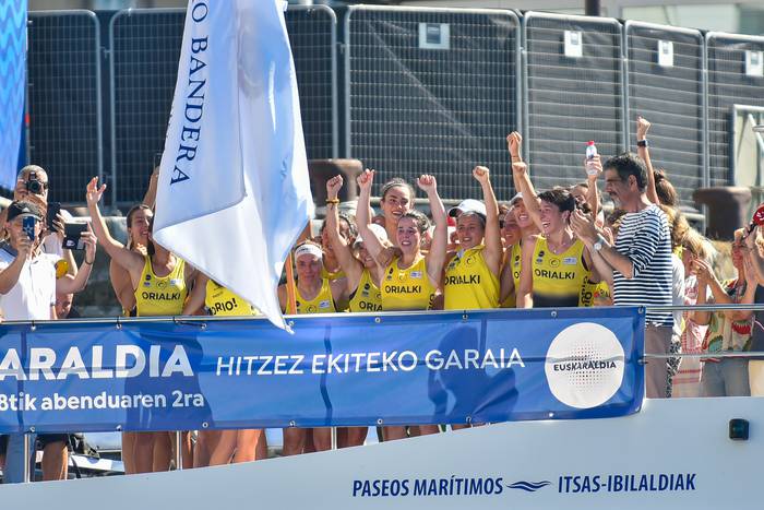 Arraunzaleen kolore biziekin jantzi da gaur Donostia