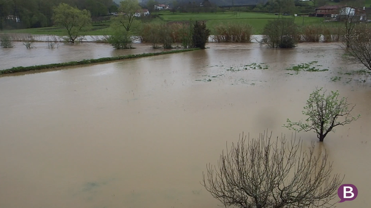 BIDEOA: Urolak gainezka egin du Torrontegi baserriaren parean