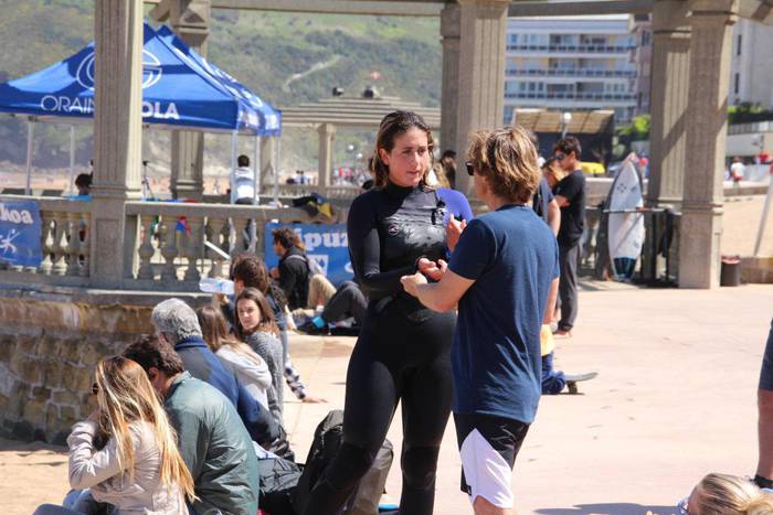 Argazki galeria: Gipuzkoako Surf Txapelketa jokatzen ari dira Zarautzen