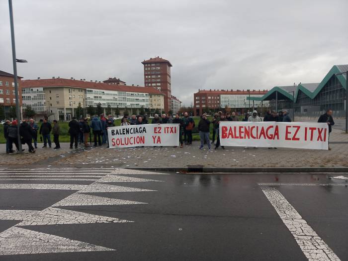 Lan mahai bateratu bat eratzeko proposamena helarazi die Balenciagako enpresa batzordeak erakundeei