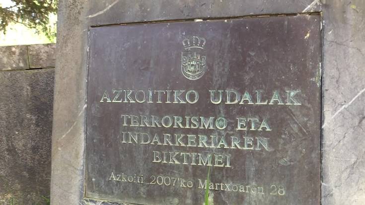 Memoriaren egunean, lore eskaintza egin dute Intsausti aurreko lorategian