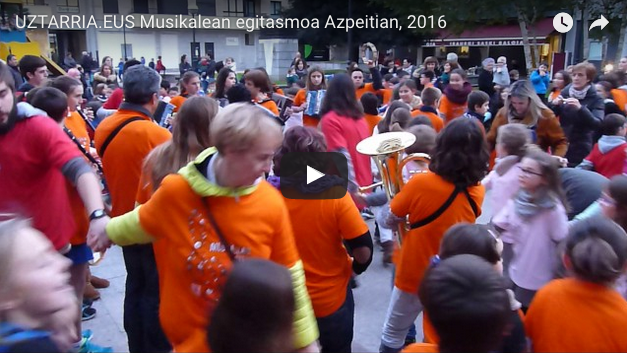 BIDEOA: Musika parkera atera dute Juan Antxieta Musika Eskolakoek