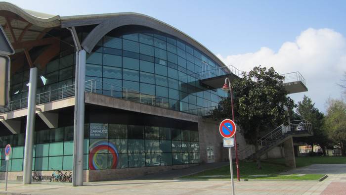 Kontraproposamenari "lehenbailehen" erantzungo diotela espero dute Zarauzko kiroldegiko langileek