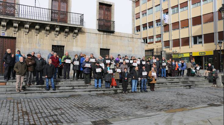 'Pentsio duinak' eskatzeko, plazan bildu dira pentsiodunak