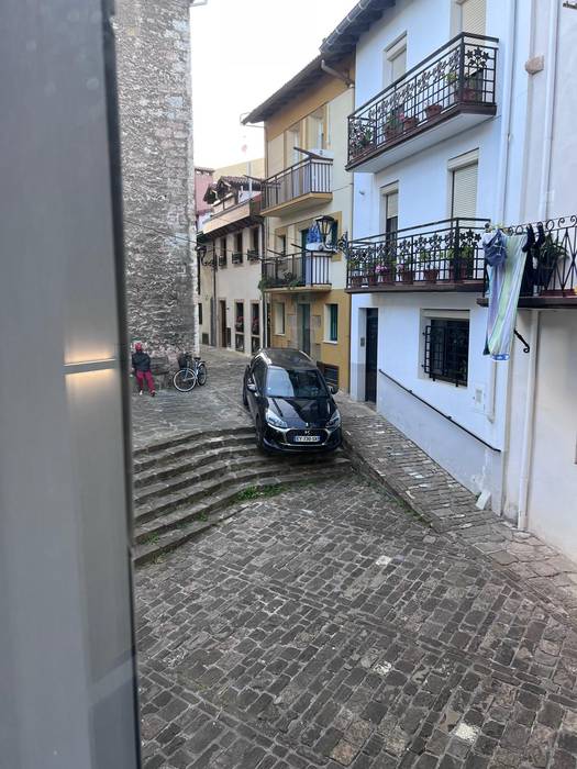 Auto bat, Mari kaleko eskaileretan kateatuta