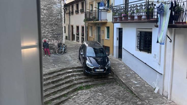 Auto bat, Mari kaleko eskaileretan kateatuta