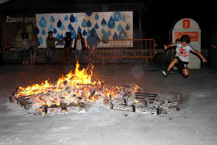 ARGAZKI BILDUMA: San Juan bezperarekin gozatu dute errezildarrek