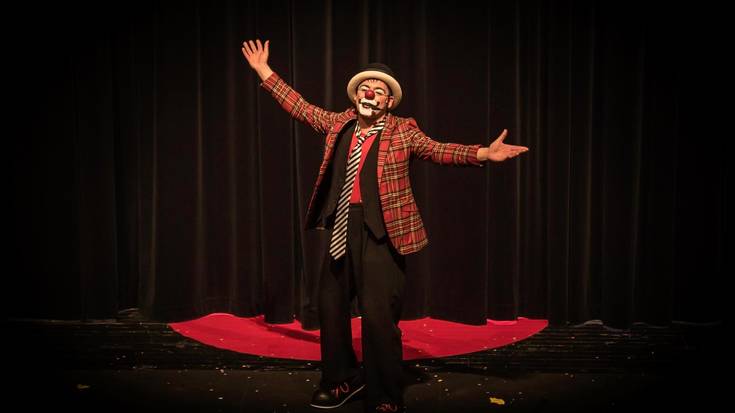 Ekain pailazoaren ikuskizunarekin gozatu dute hainbat familiek