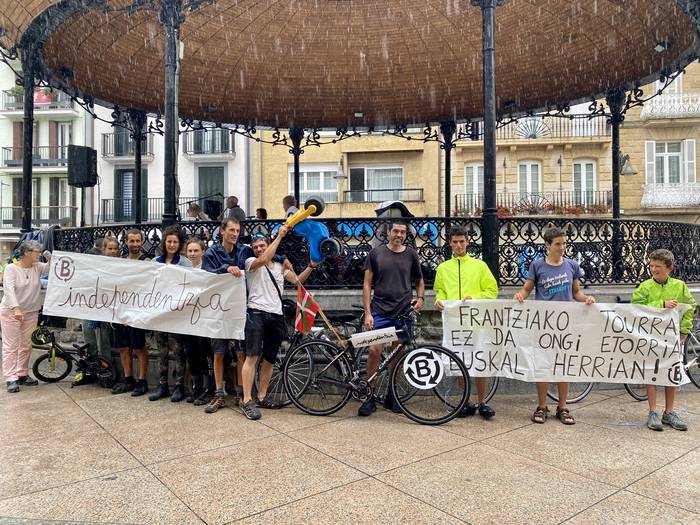 Independentziaren alde Euskal Herriko bira iritsi da Zarautzera