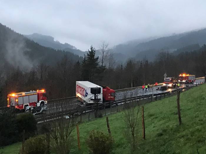 Hiru lagun hil dira Azkaraten, lau autoren eta kamioi baten arteko istripuan