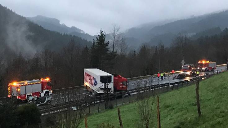 Hiru lagun hil dira Azkaraten, lau autoren eta kamioi baten arteko istripuan