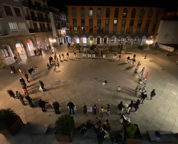 Euskal presoen eta iheslarien eskubideen aldeko elkarretaratzea egingo dute bihar plazan