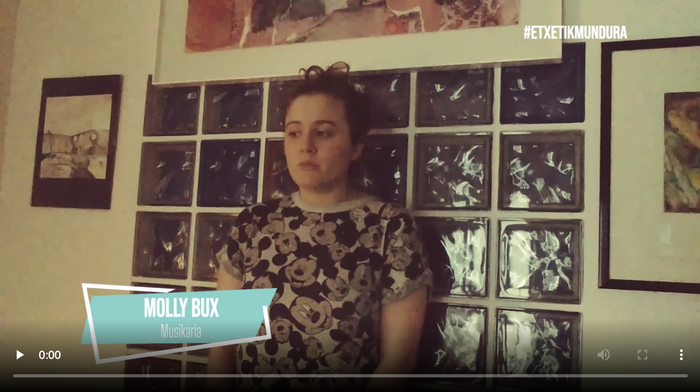 Molly Bux musikariaren ahots ederra, etxetik mundura