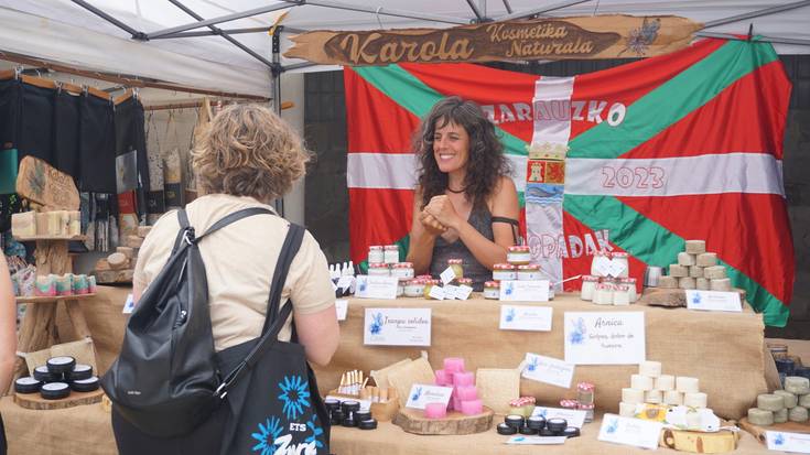 Hainbat herritar bildu ditu Nahia elkartearen Ekaineko II. Azokak