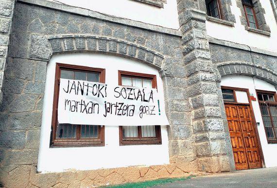 Krisiaren seme-alabak taldeak jantoki soziala jarriko du martxan Azpeitian