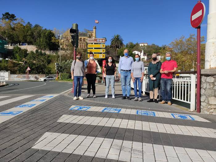 Autismoa duten haurren autonomia sustatzeko piktogramak margotu dituzte zebrabideetan