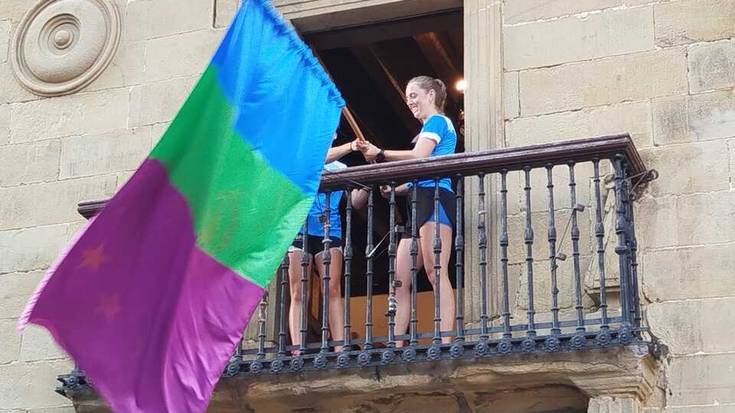 Harrera egin diete Zarauzko arraunlariei, Camargoko bandera irabazi eta gero