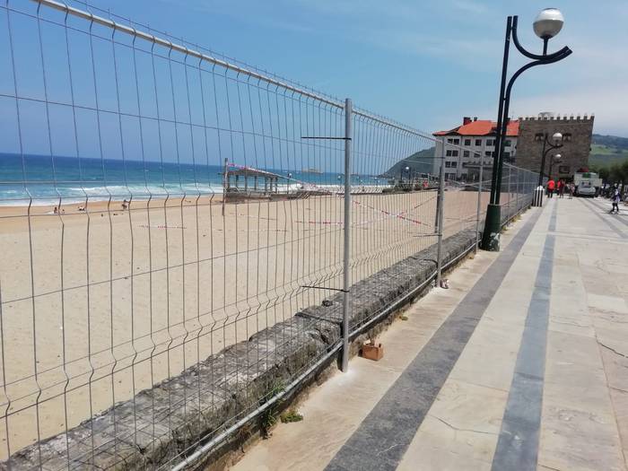 Zarauzko Desertu Txikia hesitu dute hondartzarako sarrera kontrolatzeko