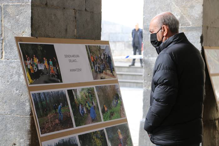 Herritarrak ingurumenaz sentsibilizatzeko, erakusketa zabaldu du Urola Bizirik taldeak Azkoitian