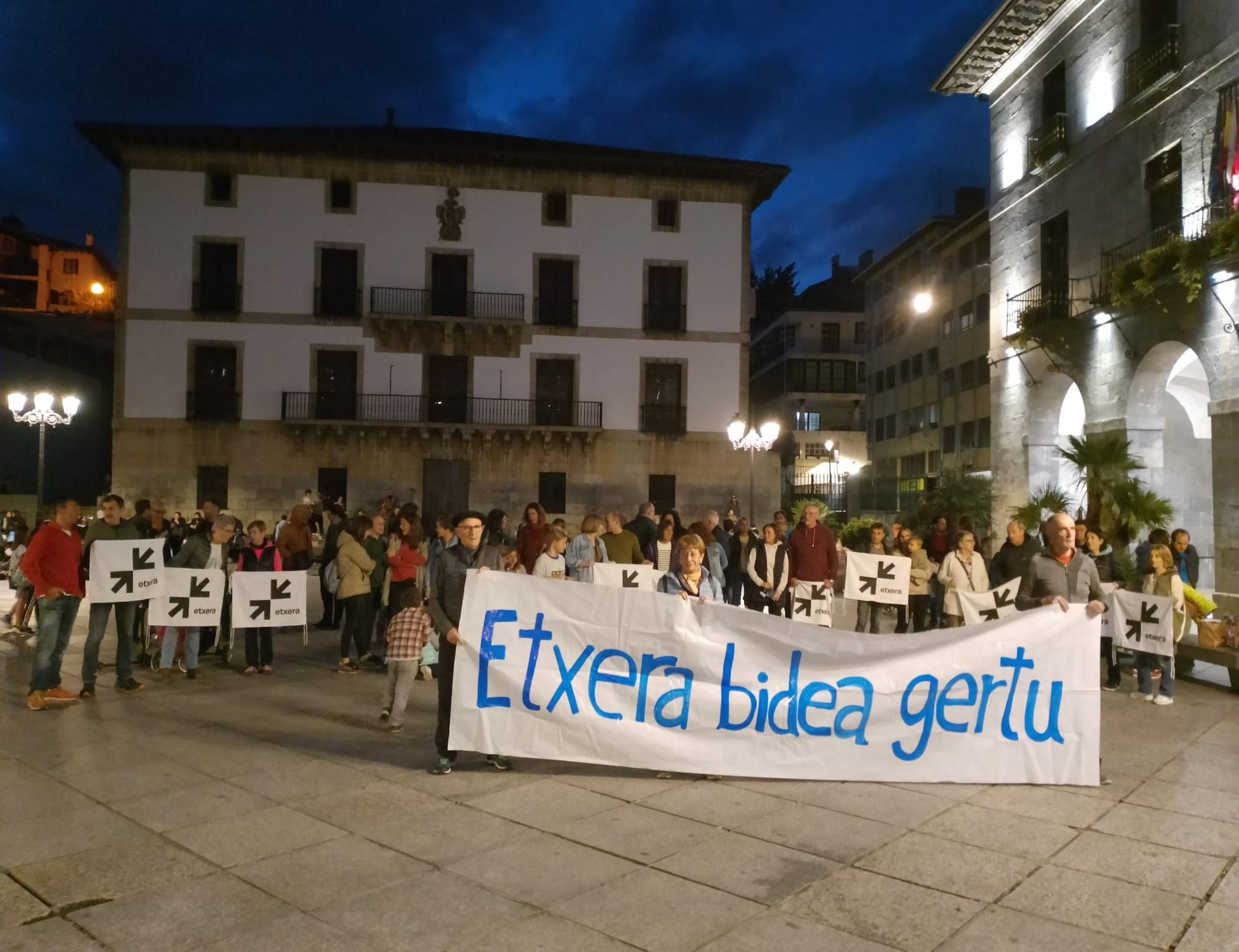 Euskal presoen eta iheslarien eskubideen aldeko elkarretaratzea egingo dute bihar plazan
