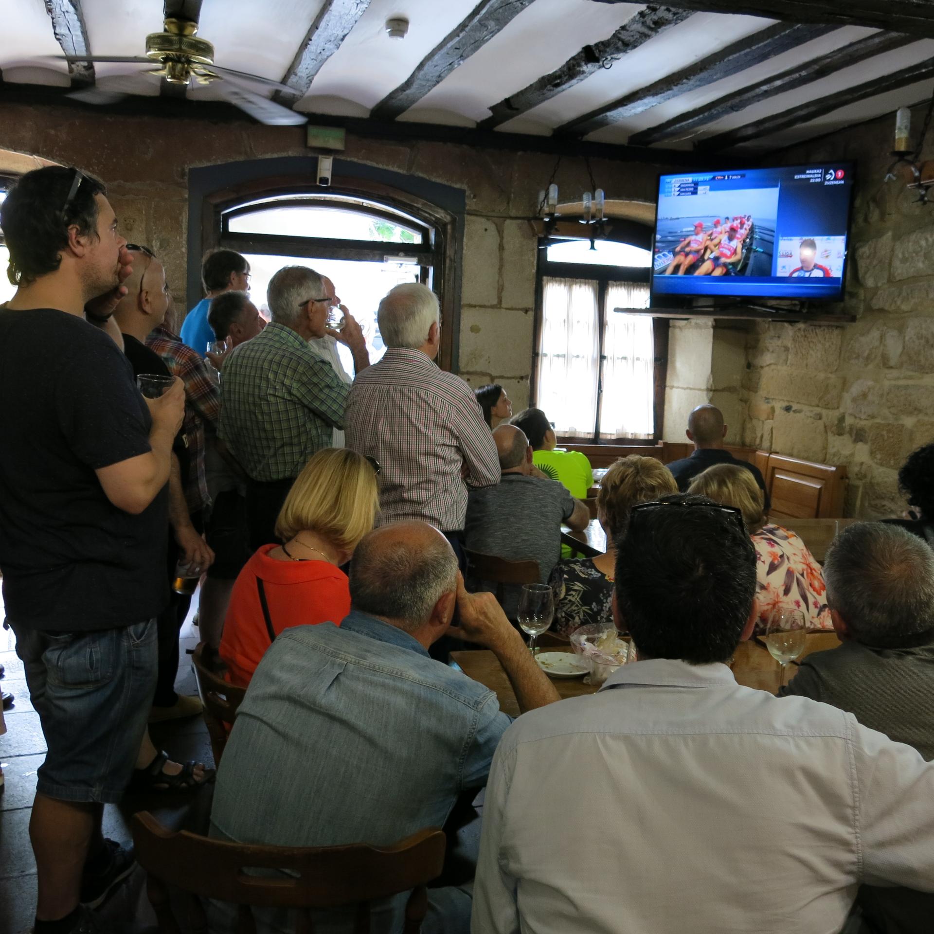 Argazkia: jaietan ere, tabernak leporaino estropadak zuzenean jarraitzeko